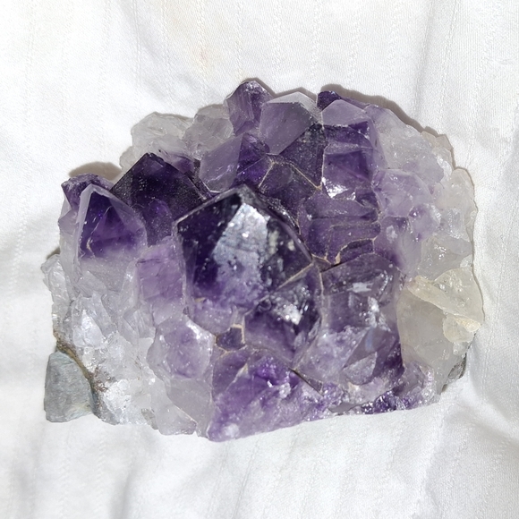 Amethyst crystal cluster - Picture 1 of 3